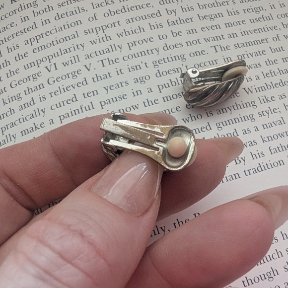 Silver and Cream Men's Cufflinks - Picture 6 of 6